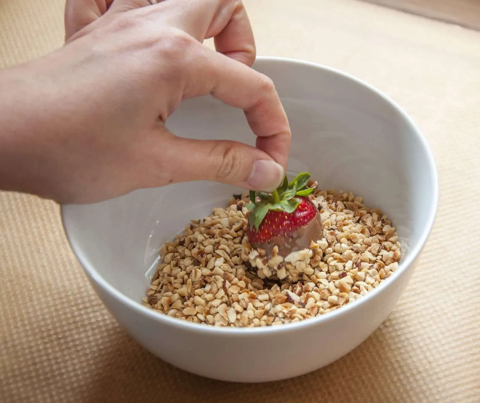 Hazelnut and chocolate smothered strawberries. Dip the strawberry in to the hazelnuts | https://theyumyumclub.com/2019/05/21/hazelnut-chocola…red-strawberries/