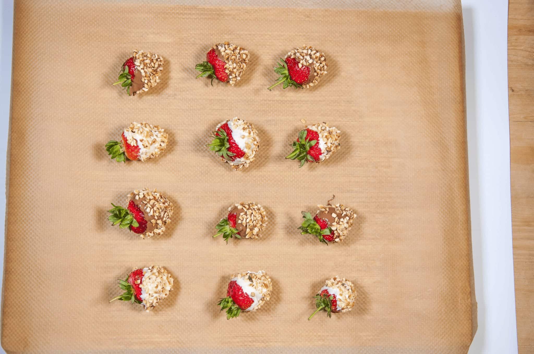 Hazelnut and chocolate smothered strawberries | https://theyumyumclub.com/2019/05/21/hazelnut-chocola…red-strawberries/
