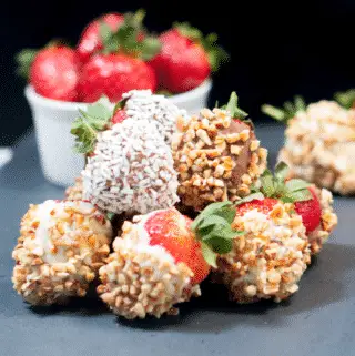 Hazelnut and chocolate smothered strawberries. | https://theyumyumclub.com/2019/05/21/hazelnut-chocola…red-strawberries/