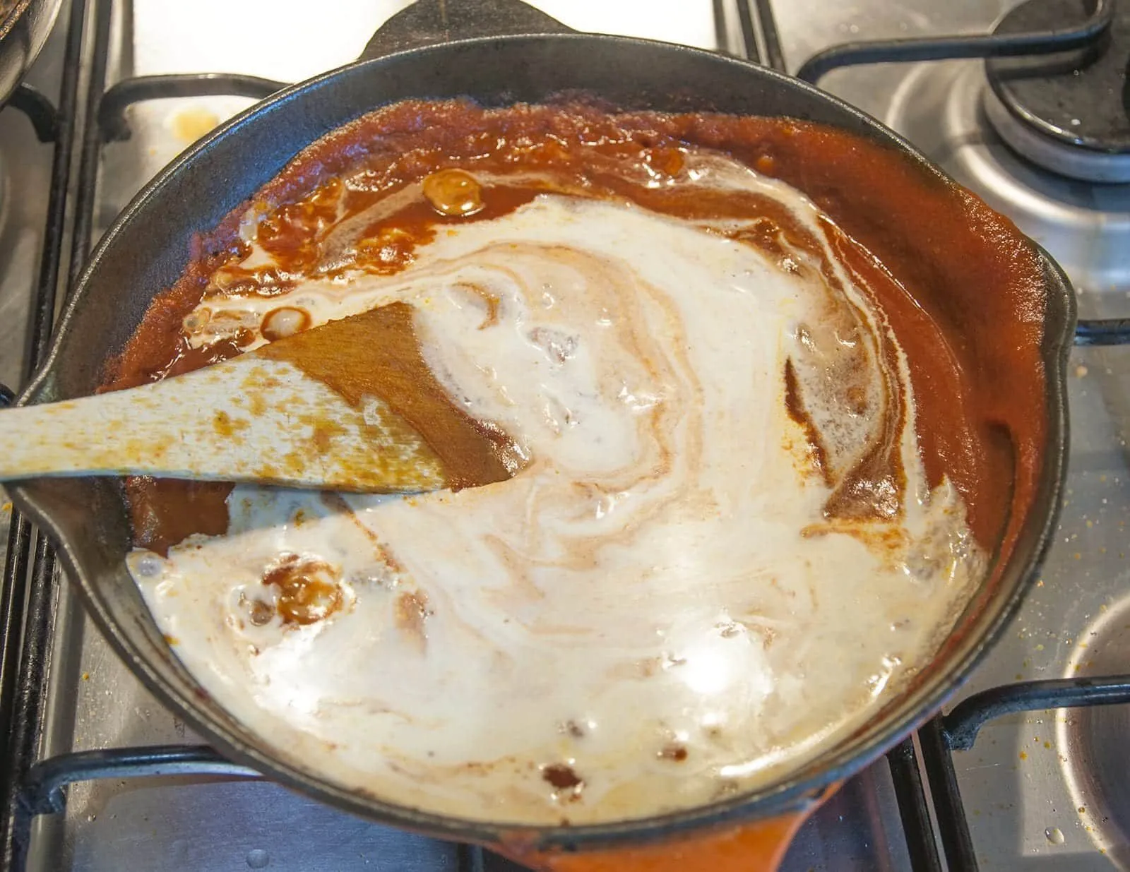 Add back the chicken | https://theyumyumclub.com/2019/05/27/aromatic-tandoori-chicken-tikka-masala/
