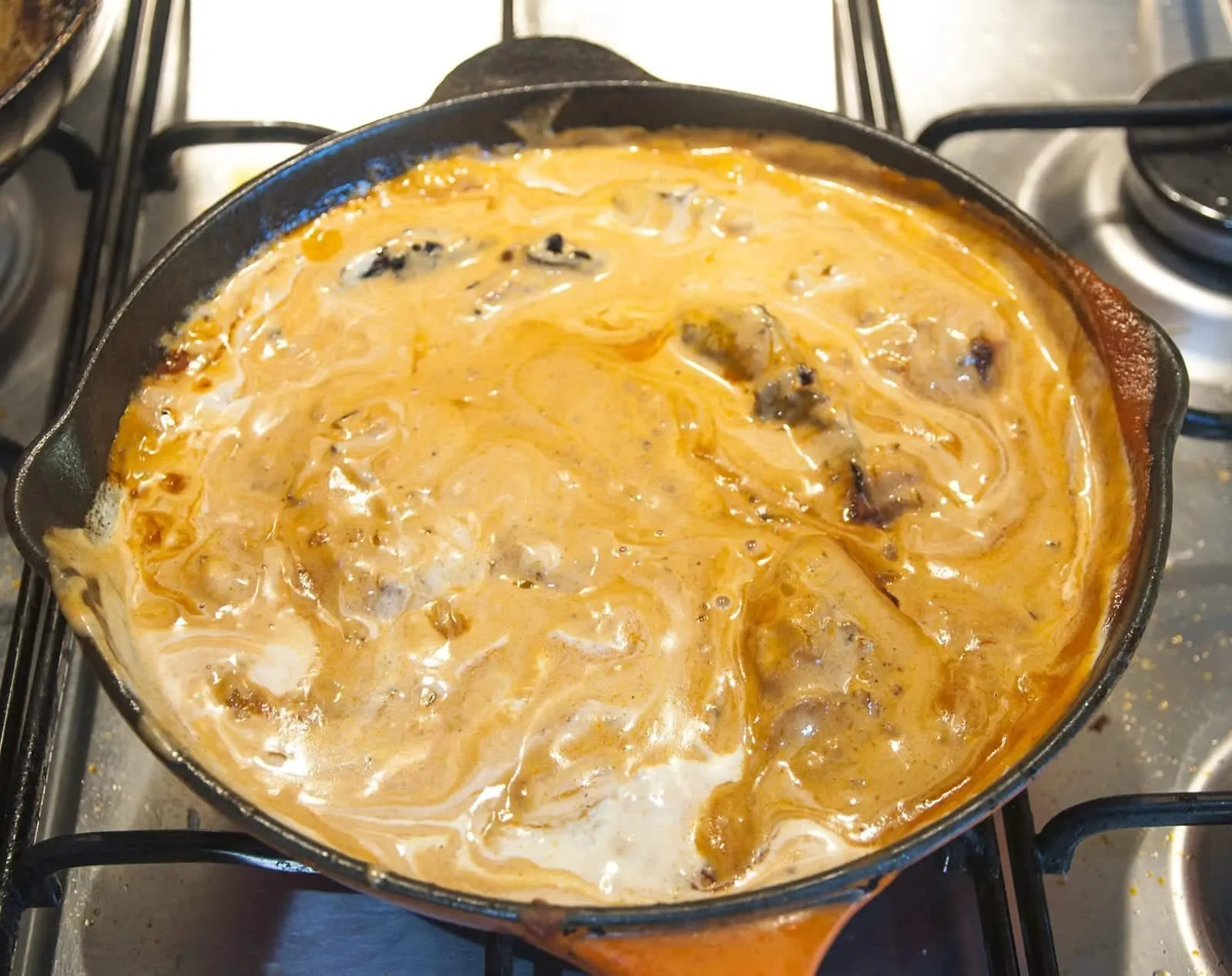 Add back the chicken | https://theyumyumclub.com/2019/05/27/aromatic-tandoori-chicken-tikka-masala/