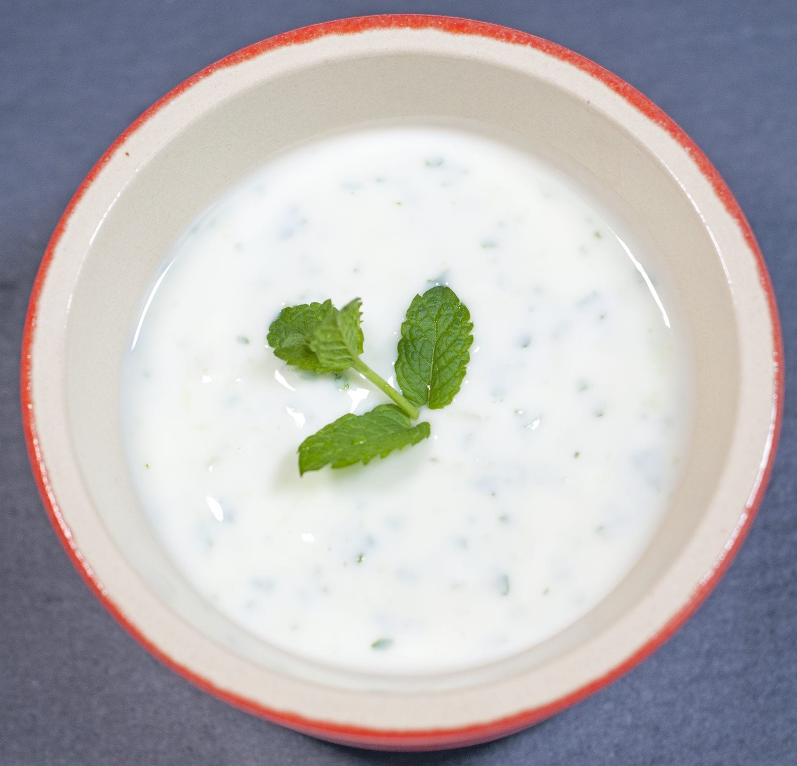 Aromatic tandoori chicken tikka style. Mint yogurt | https://theyumyumclub.com/2019/05/01/chicken-tandoori-tikka-style/