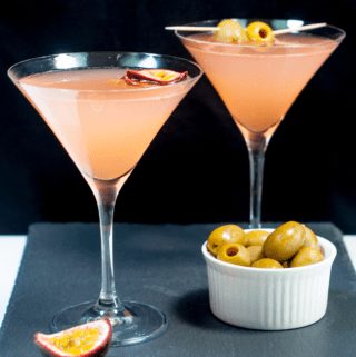 Passion fruit pornstar martini | https://theyumyumclub.com/2019/05/13/passion-fruit-pornstar-martini/