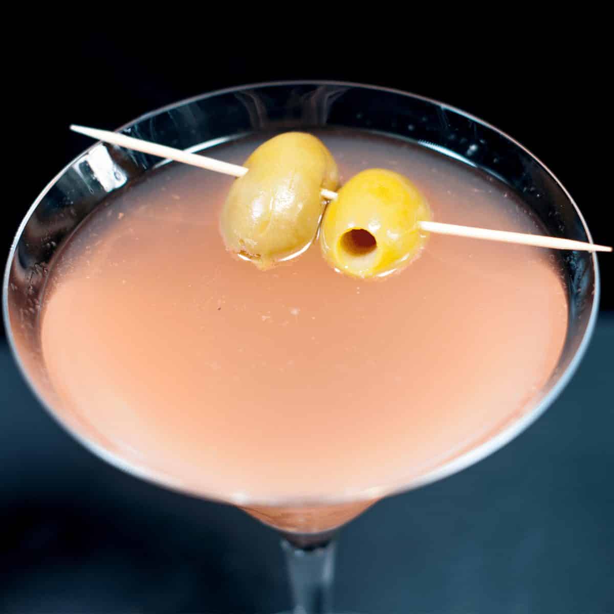 Passion fruit pornstar martini | https://theyumyumclub.com/2019/05/13/passion-fruit-pornstar-martini/