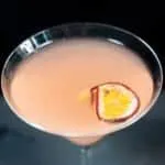 Passion fruit pornstar martini | https://theyumyumclub.com/2019/05/13/passion-fruit-pornstar-martini/
