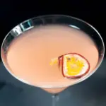 Passion fruit pornstar martini | https://theyumyumclub.com/2019/05/13/passion-fruit-pornstar-martini/