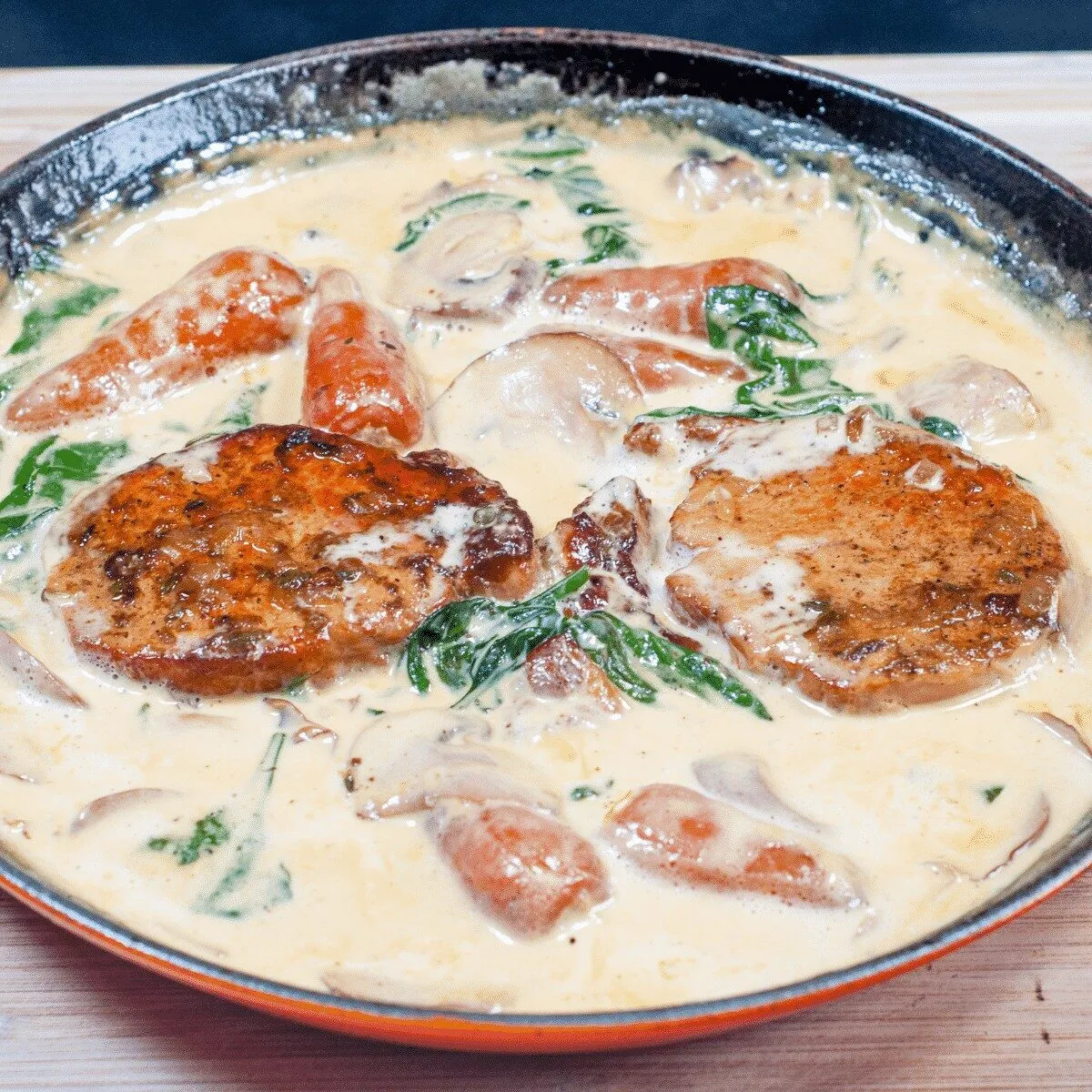 Pork loin in brandy and cream | https://theyumyumclub.com/2019/05/01/pork-loin-brandy-cream/