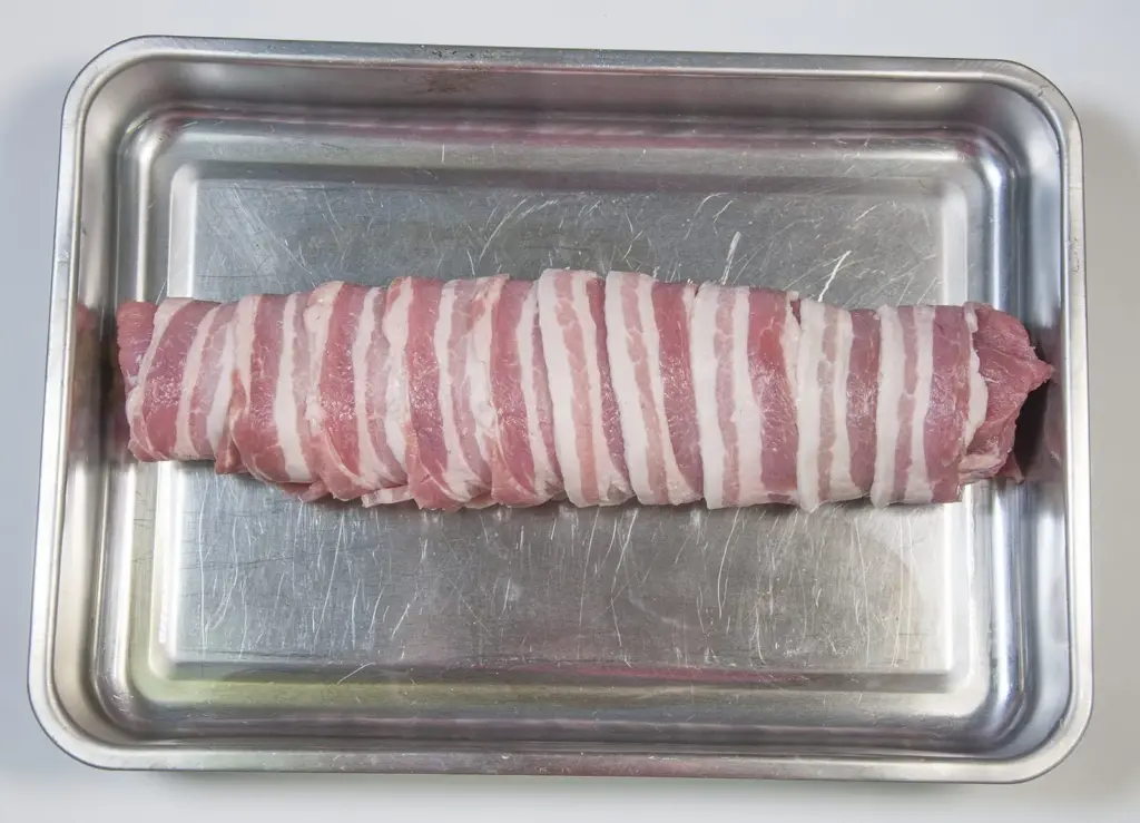 Streaky & apple pork tenderloin. Place in a roasting tray | https://theyumyumclub.com/2019/05/19/streaky-apple-pork-tenderloin/