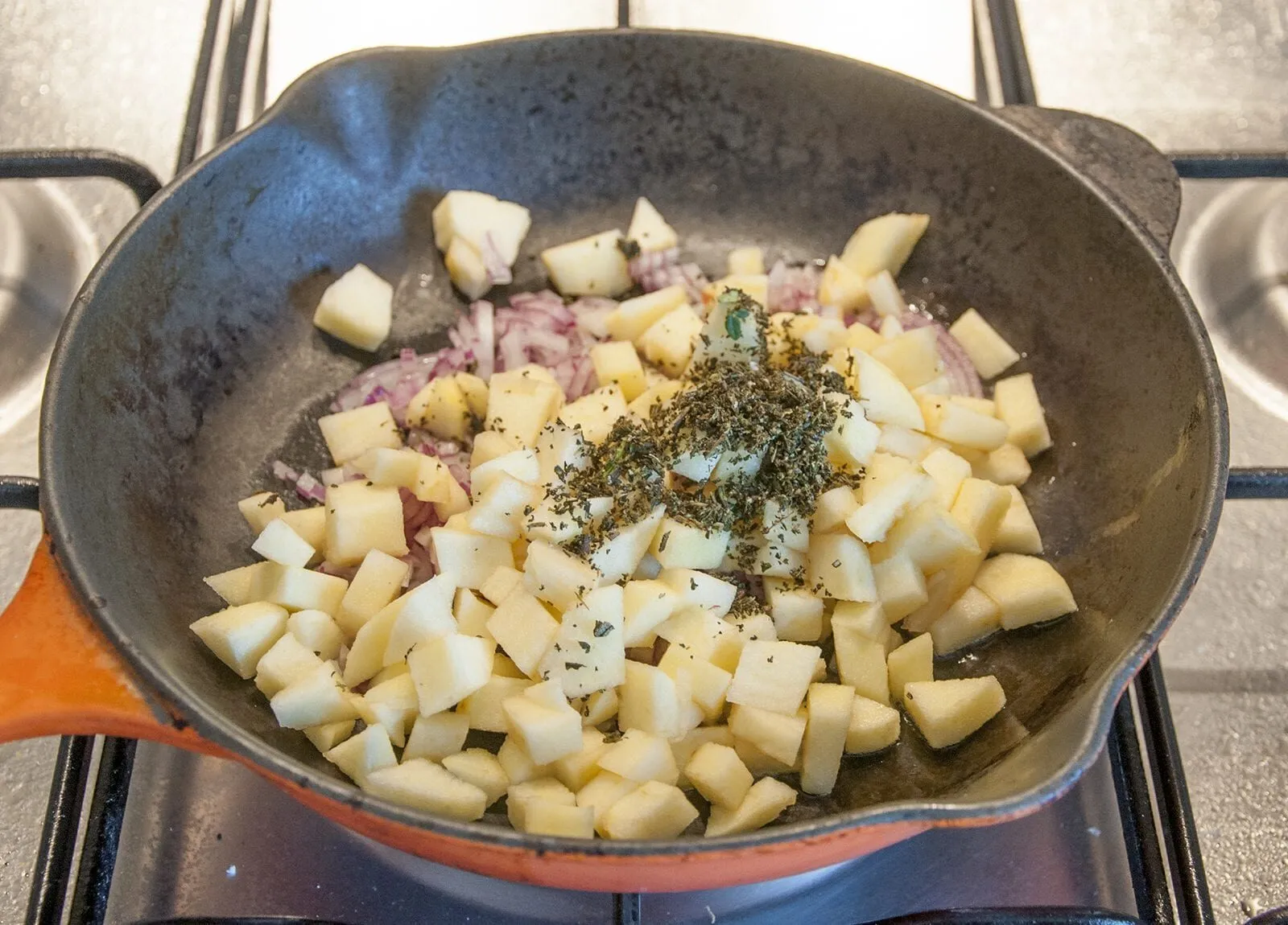 Streaky & apple pork tenderloin. Add the apples, onion, and thyme | https://theyumyumclub.com/2019/05/19/streaky-apple-pork-tenderloin/