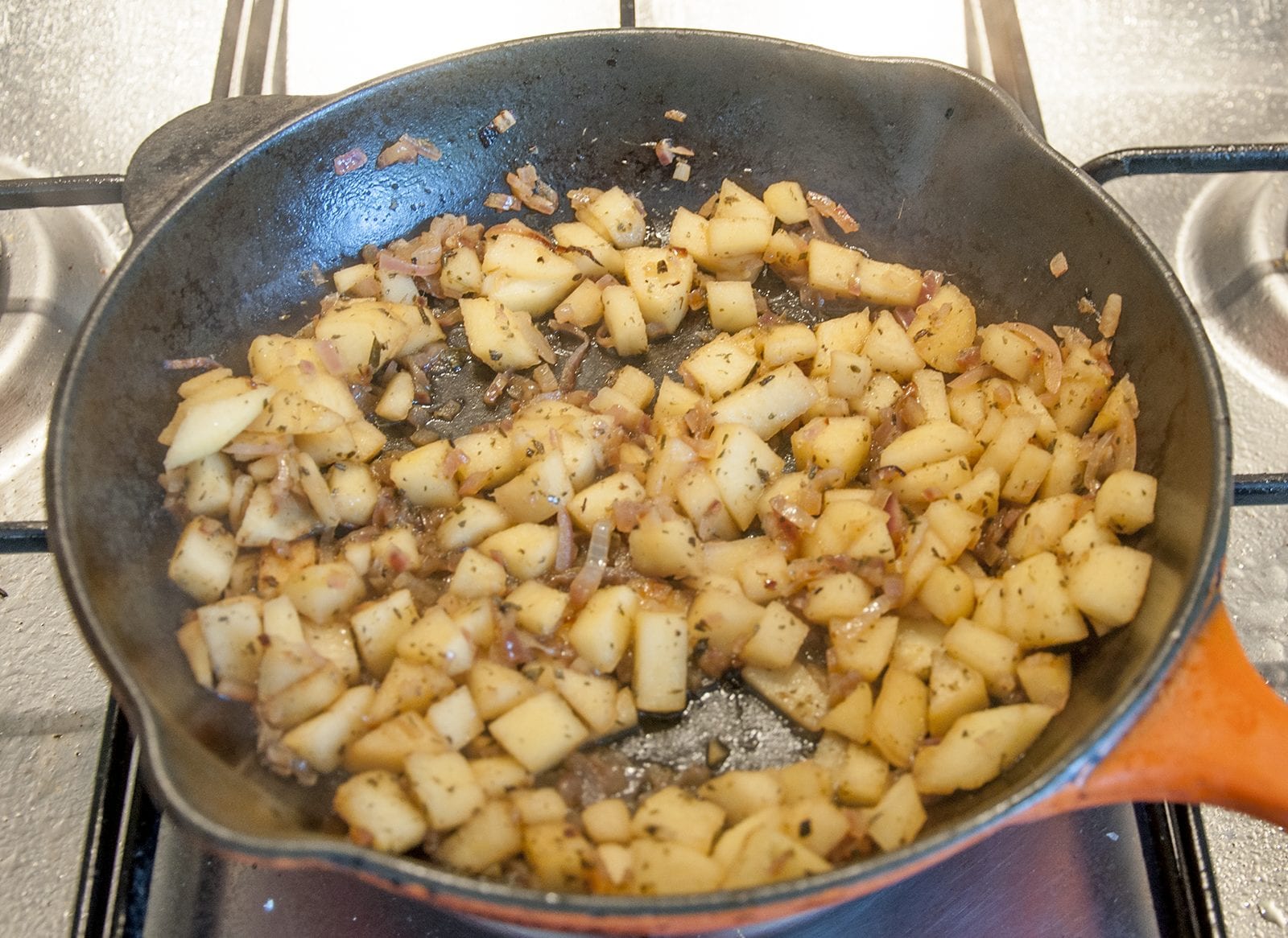Streaky & apple pork tenderloin. Cook the apple until soft | https://theyumyumclub.com/2019/05/19/streaky-apple-pork-tenderloin/