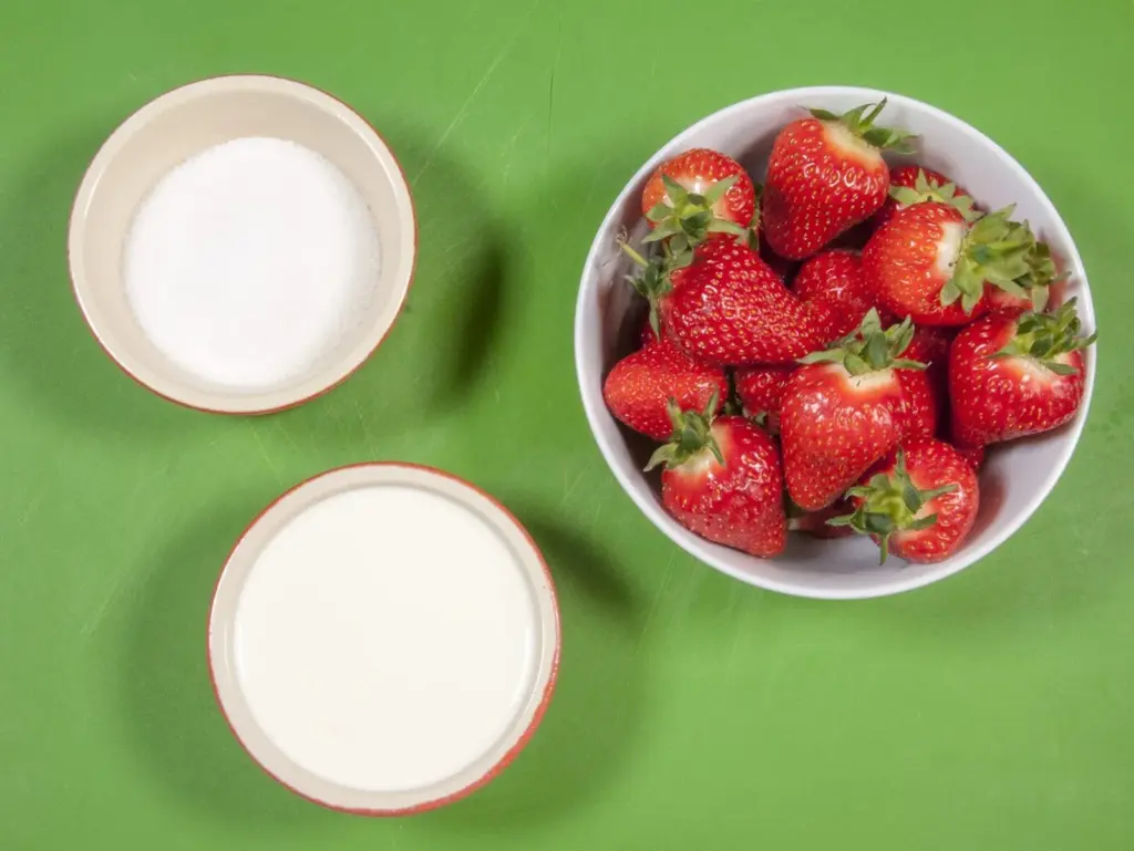 Fluffy and creamy strawberry mousse. Gather the ingredients together. | https://theyumyumclub.com/2019/05/10/fluffy-creamy-strawberry-mousse/