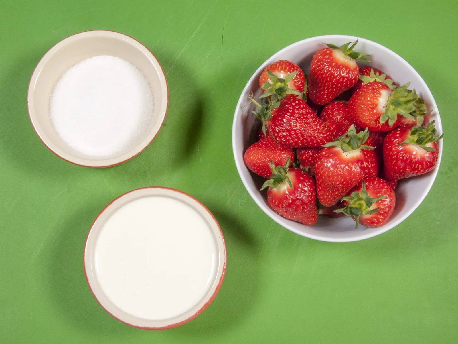 Fluffy and creamy strawberry mousse. Gather the ingredients together. | https://theyumyumclub.com/2019/05/10/fluffy-creamy-strawberry-mousse/