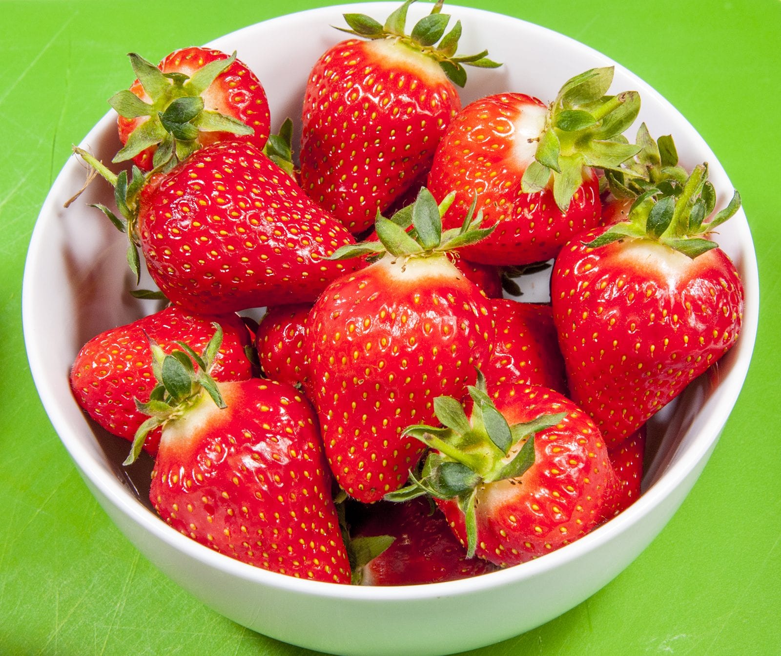 Fluffy and creamy strawberry mousse. Wonderful fresh strawberries. | https://theyumyumclub.com/2019/05/10/fluffy-creamy-strawberry-mousse/