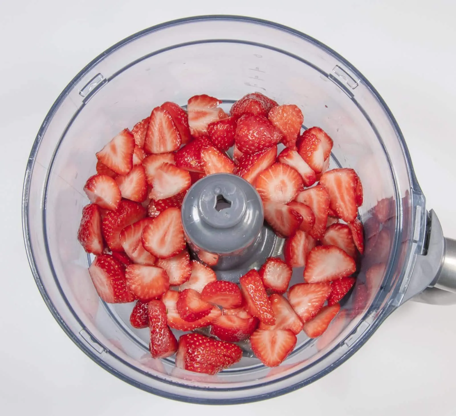 Fluffy and creamy strawberry mousse. Add the strawberries to the blender. | https://theyumyumclub.com/2019/05/10/fluffy-creamy-strawberry-mousse/