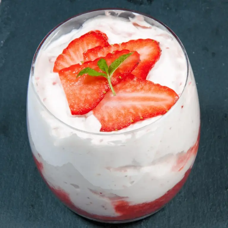 Fluffy and creamy strawberry mousse | https://theyumyumclub.com/2019/05/10/fluffy-creamy-strawberry-mousse/