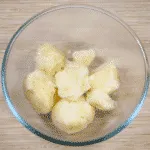 Cheddar topped shepherd's pie. Place the potatoes in a bowl | https://theyumyumclub.com/2019/05/16/cheddar-topped-shepherds-pie/