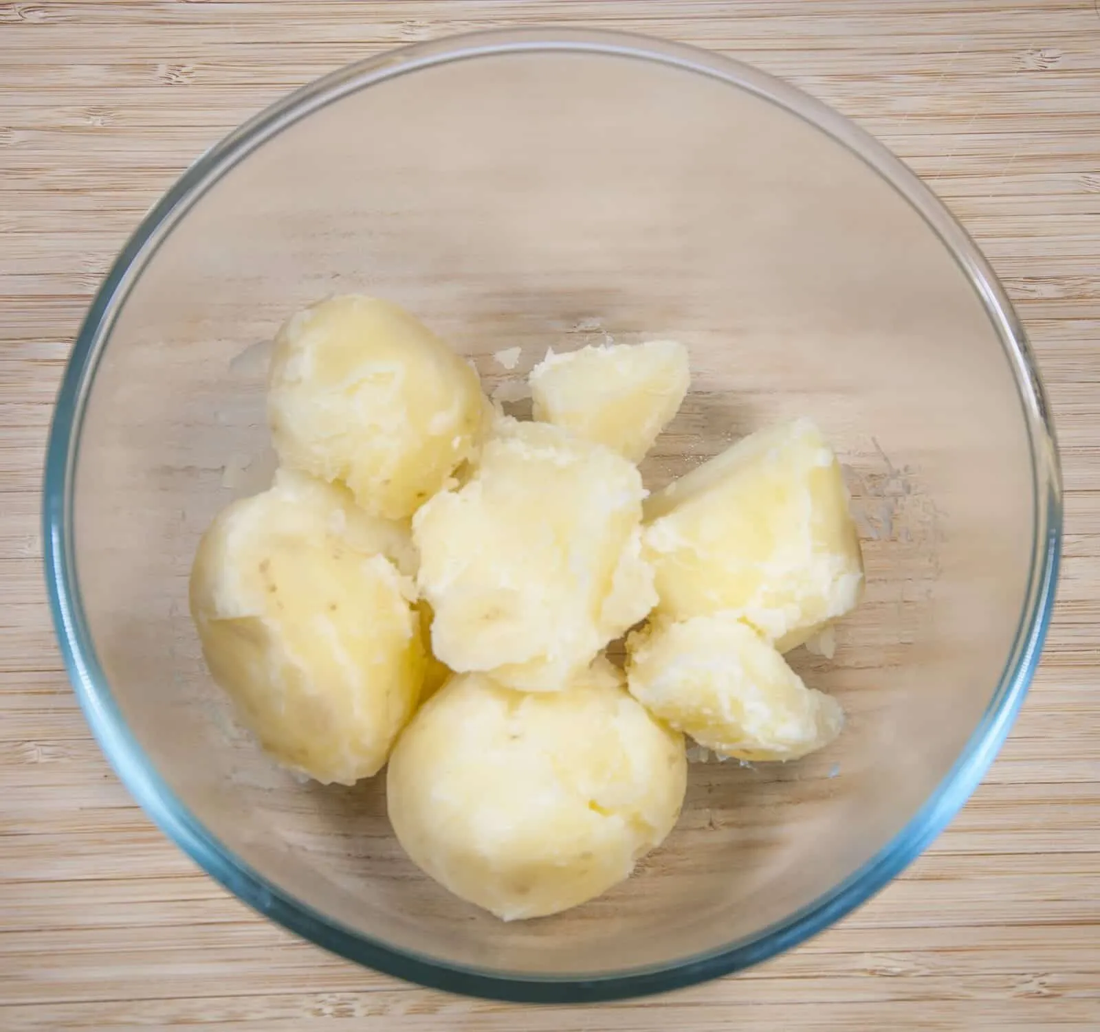 Cheddar topped shepherd's pie. Place the potatoes in a bowl | https://theyumyumclub.com/2019/05/16/cheddar-topped-shepherds-pie/