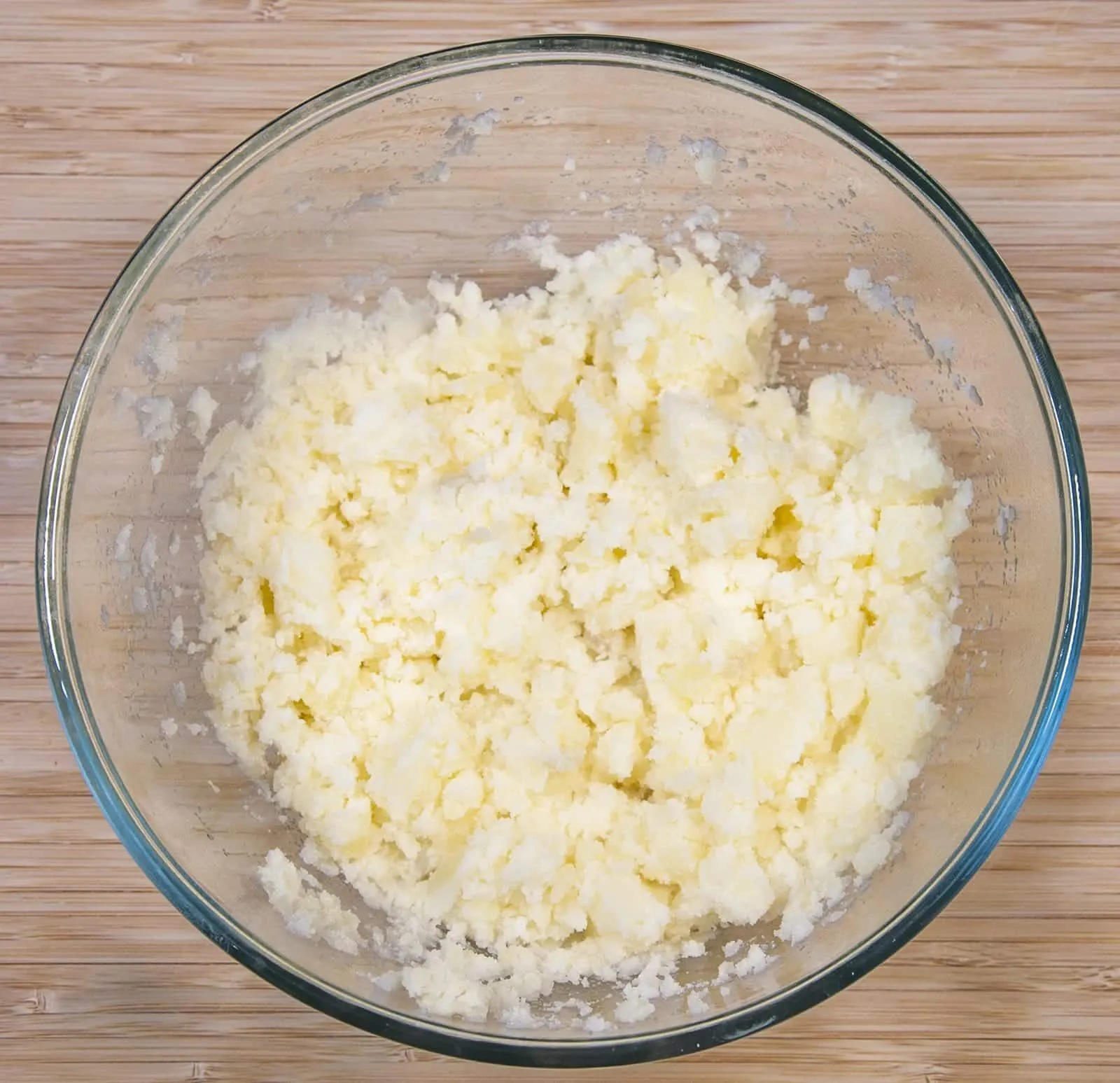 Cheddar topped shepherd's pie. Mash the potatoes | https://theyumyumclub.com/2019/05/16/cheddar-topped-shepherds-pie/