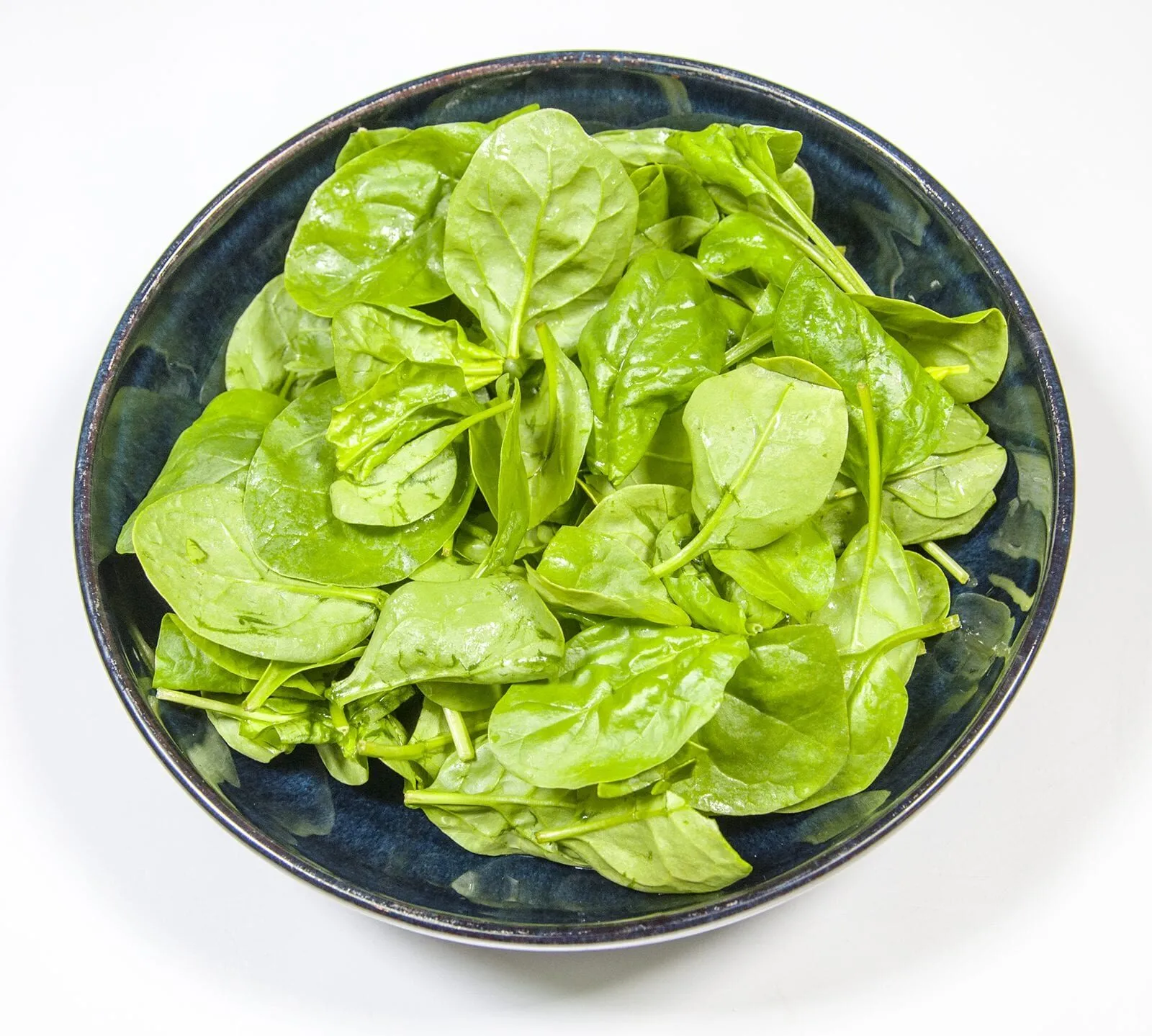 Lay out the salad leaves | https://theyumyumclub.com/2019/06/10/cashew-cranberry-comte-fruit-salad/