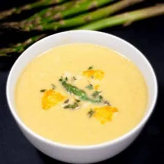 Asparagus Soup With Lemon & Parmesan | https://theyumyumclub.com/2019/06/15/asparagus-soup-lemon-parmesan/