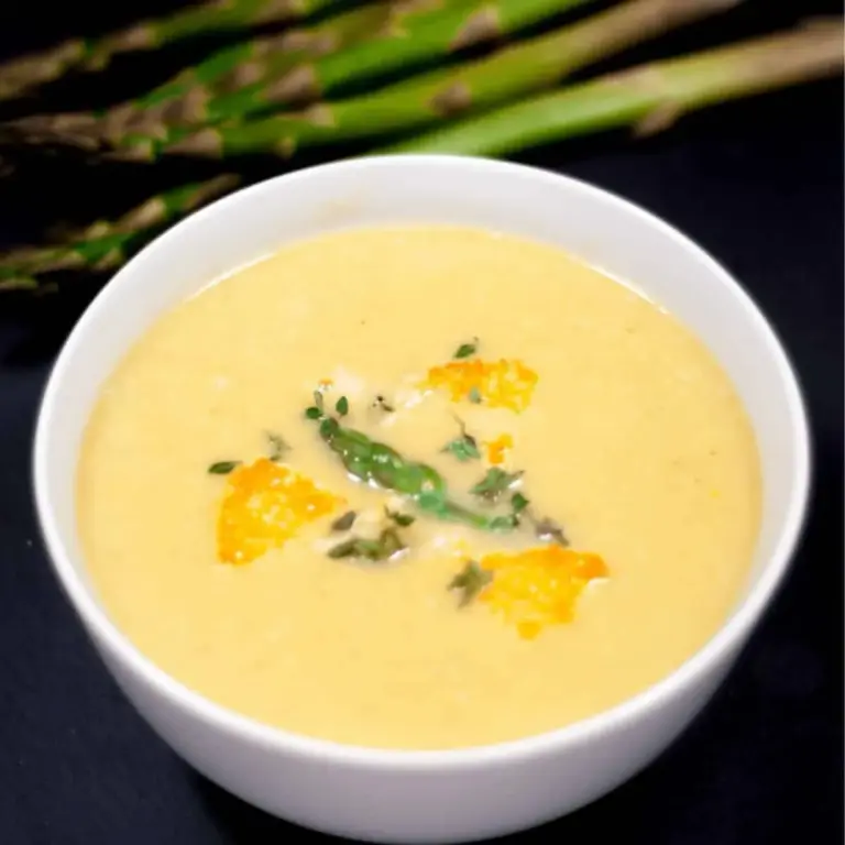 Asparagus Soup With Lemon & Parmesan | https://theyumyumclub.com/2019/06/15/asparagus-soup-lemon-parmesan/