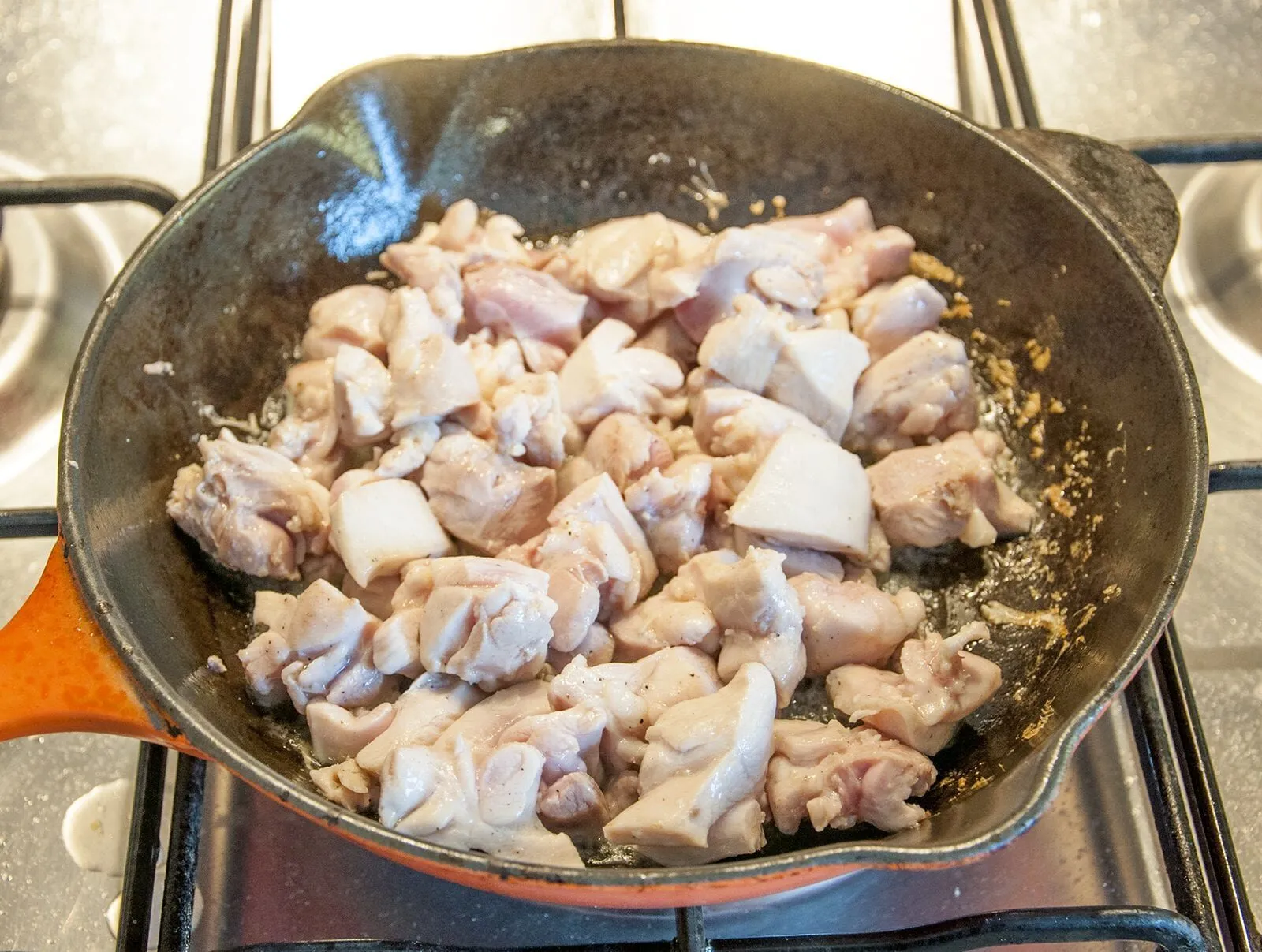 Chicken and Leek Dauphinoise. Pan-fry the chicken | https://theyumyumclub.com/2019/06/03/chicken-leek-dauphinoise/