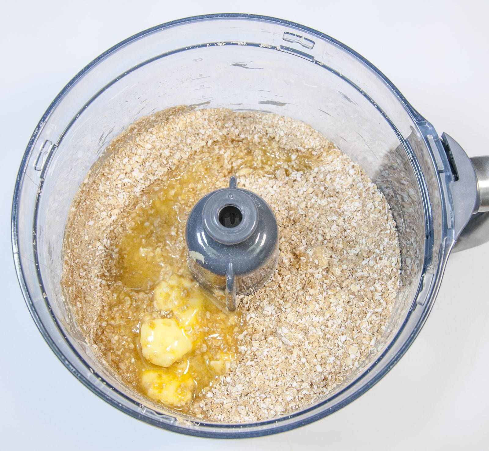 Add the ingredients to a blender | https://theyumyumclub.com/2019/06/01/extra-soft-and-chewy-flapjacks/