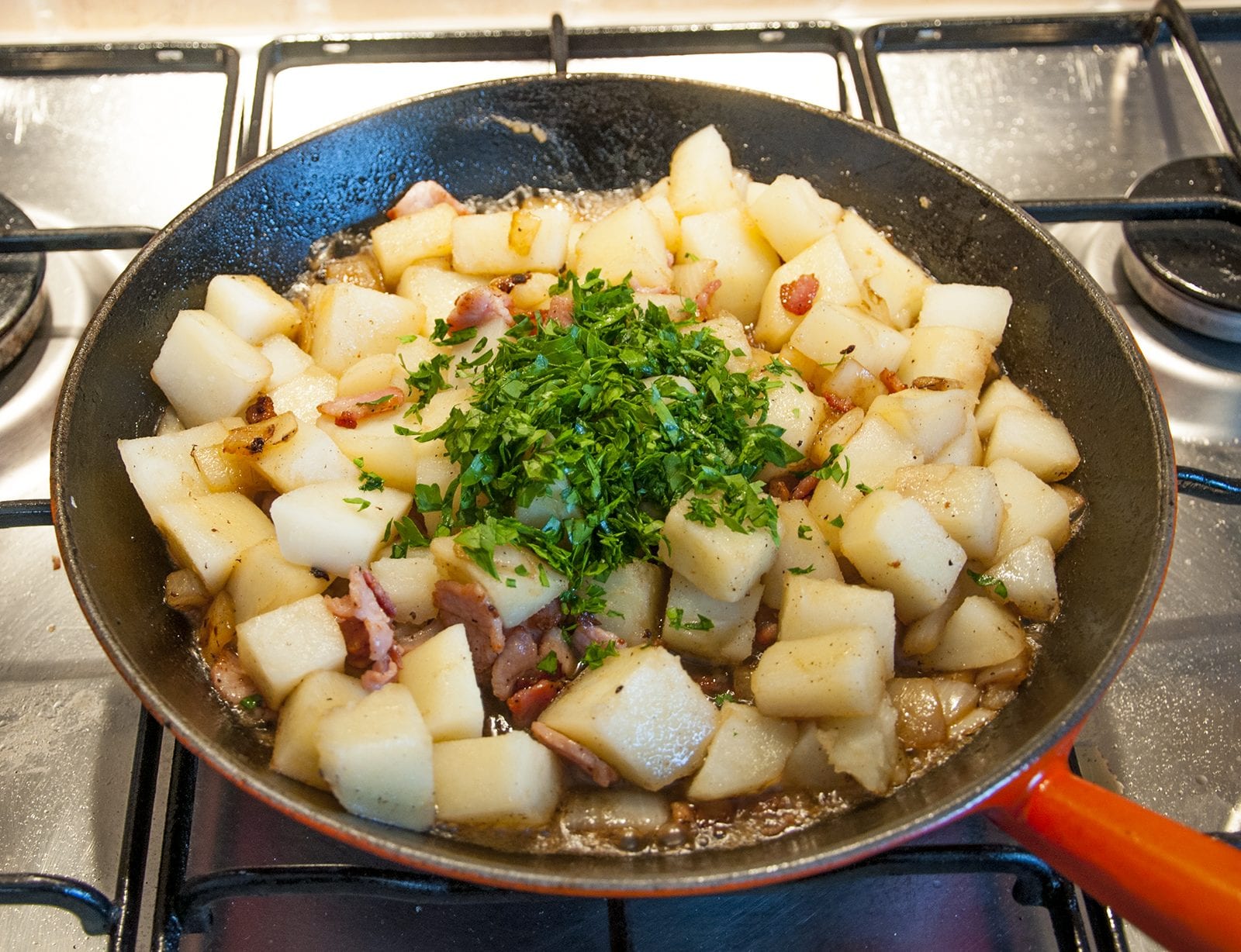 Add the parsley | https://theyumyumclub.com/2019/06/24/bavarian-potato-salad-bacon/
