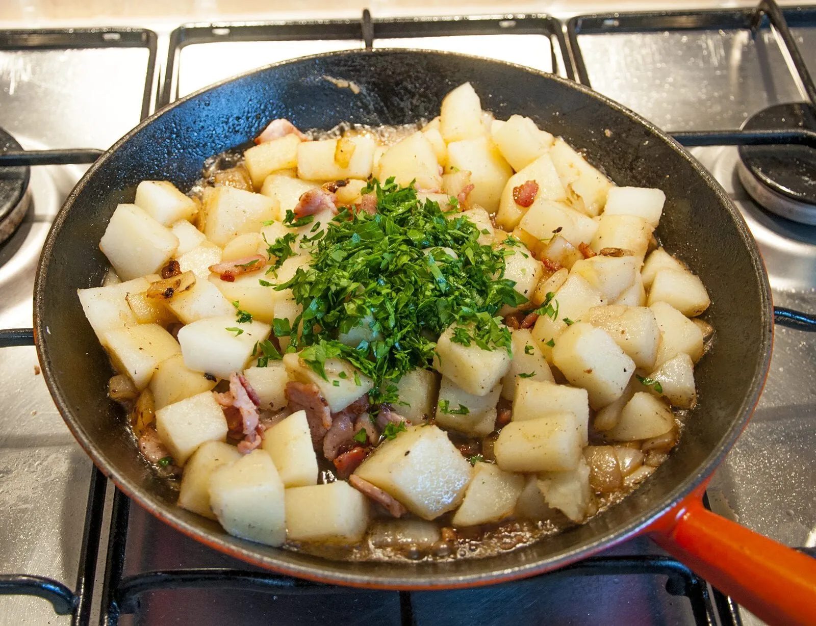 Add the parsley | https://theyumyumclub.com/2019/06/24/bavarian-potato-salad-bacon/