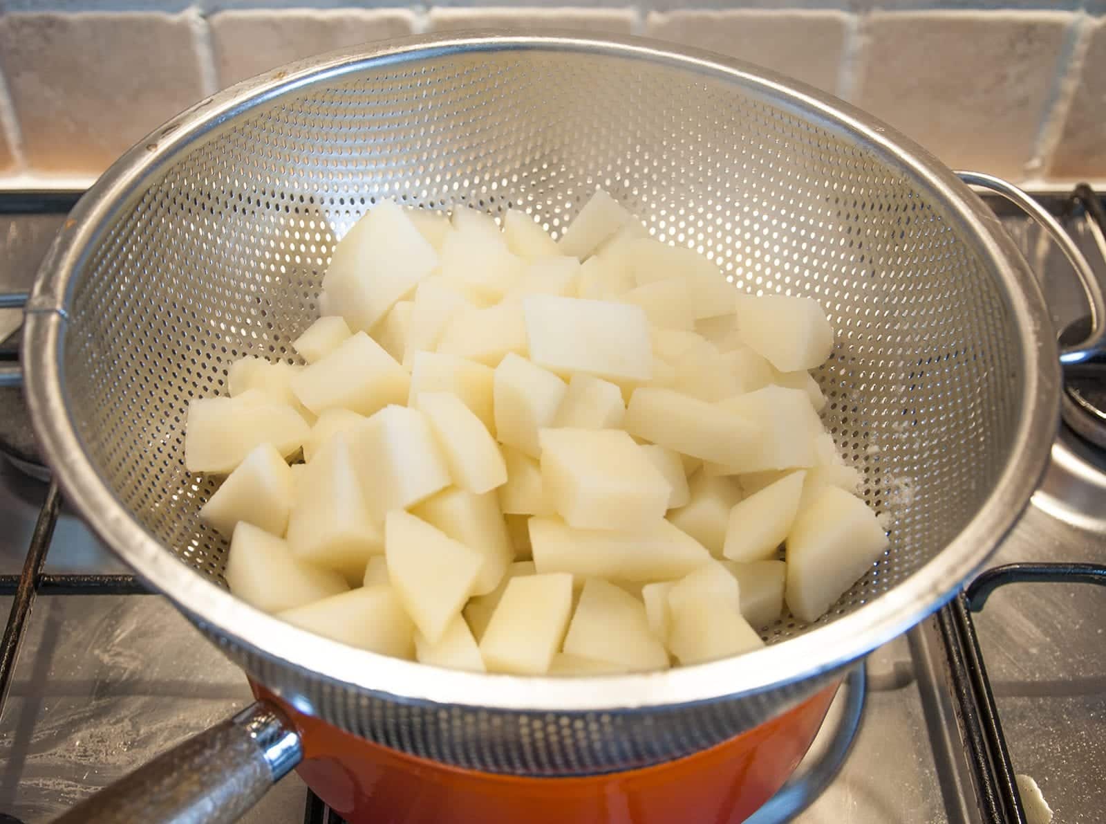 Cook the potatoes | https://theyumyumclub.com/2019/06/24/bavarian-potato-salad-bacon/