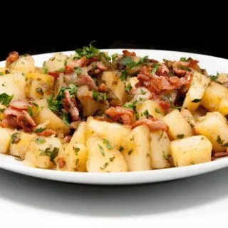 Classic Bavarian Potato Salad With Bacon | https://theyumyumclub.com/2019/06/24/bavarian-potato-salad-bacon/