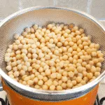 Cooked chickpeas | https://theyumyumclub.com/2019/06/18/moroccan-chickpea-salad/