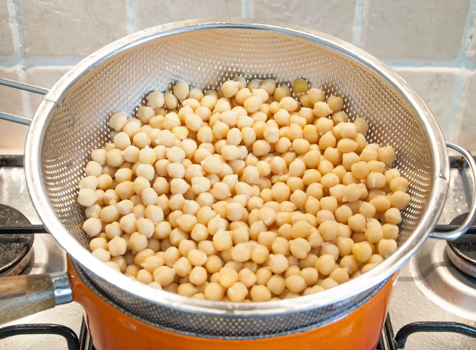 Cooked chickpeas | https://theyumyumclub.com/2019/06/18/moroccan-chickpea-salad/