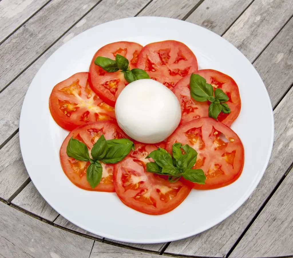 Burrata & Bull Tomato Salad | https://theyumyumclub.com/2019/07/25/burrata-bull-tomato-salad/