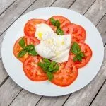 Burrata & Bull Tomato Salad | https://theyumyumclub.com/2019/07/25/burrata-bull-tomato-salad/