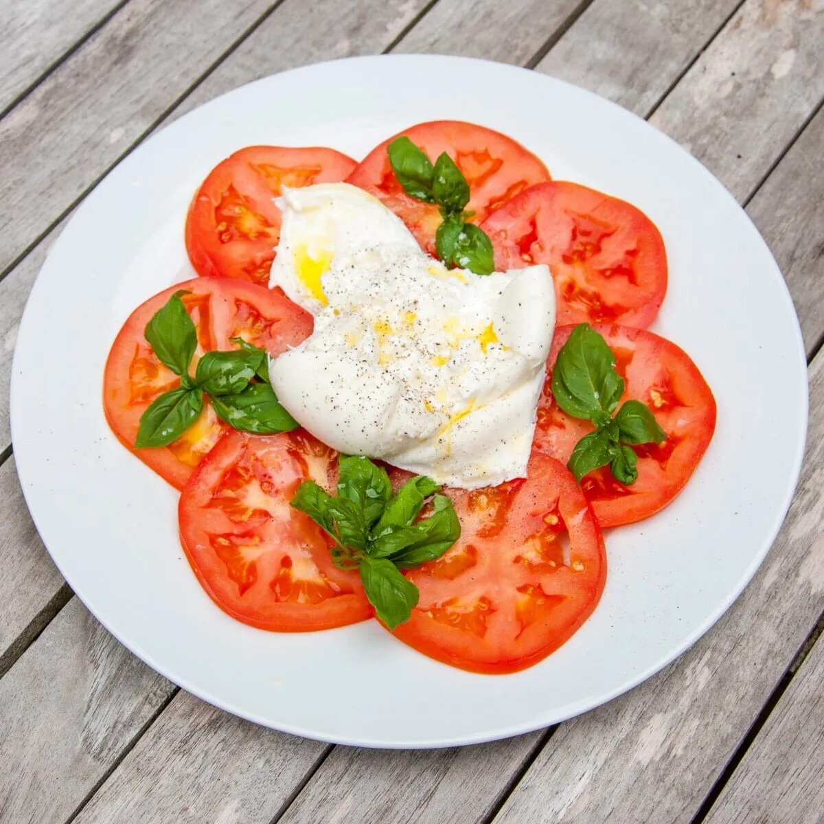 Burrata & Bull Tomato Salad | https://theyumyumclub.com/2019/07/25/burrata-bull-tomato-salad/
