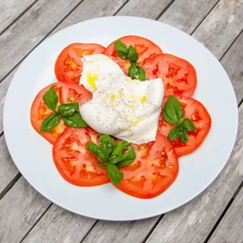 Burrata & Bull Tomato Salad | https://theyumyumclub.com/2019/07/25/burrata-bull-tomato-salad/