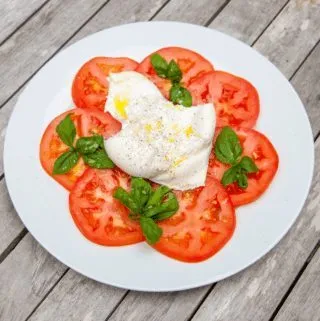 Burrata & Bull Tomato Salad | https://theyumyumclub.com/2019/07/25/burrata-bull-tomato-salad/