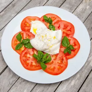 Burrata & Bull Tomato Salad | https://theyumyumclub.com/2019/07/25/burrata-bull-tomato-salad/