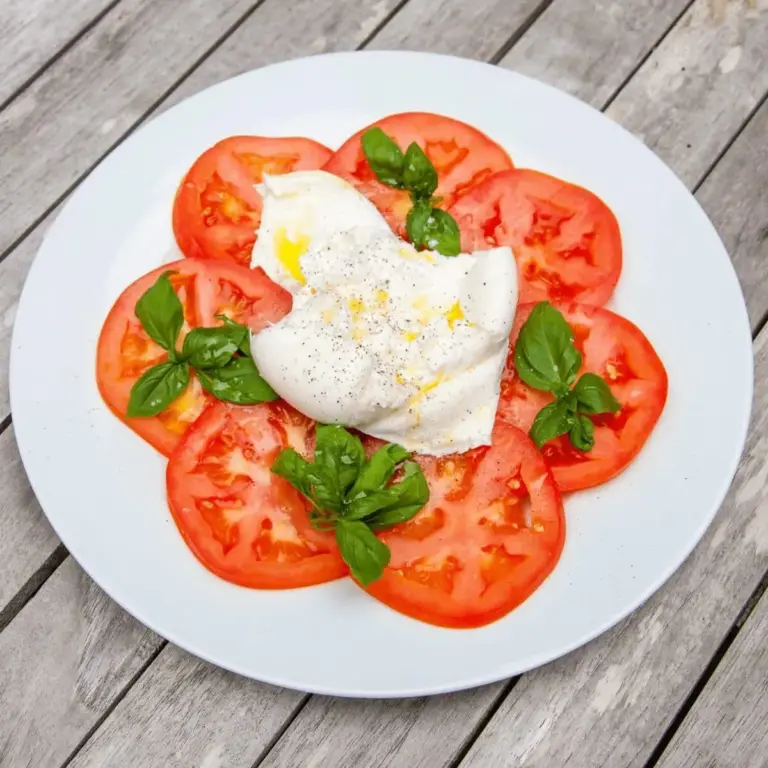 Burrata & Bull Tomato Salad | https://theyumyumclub.com/2019/07/25/burrata-bull-tomato-salad/