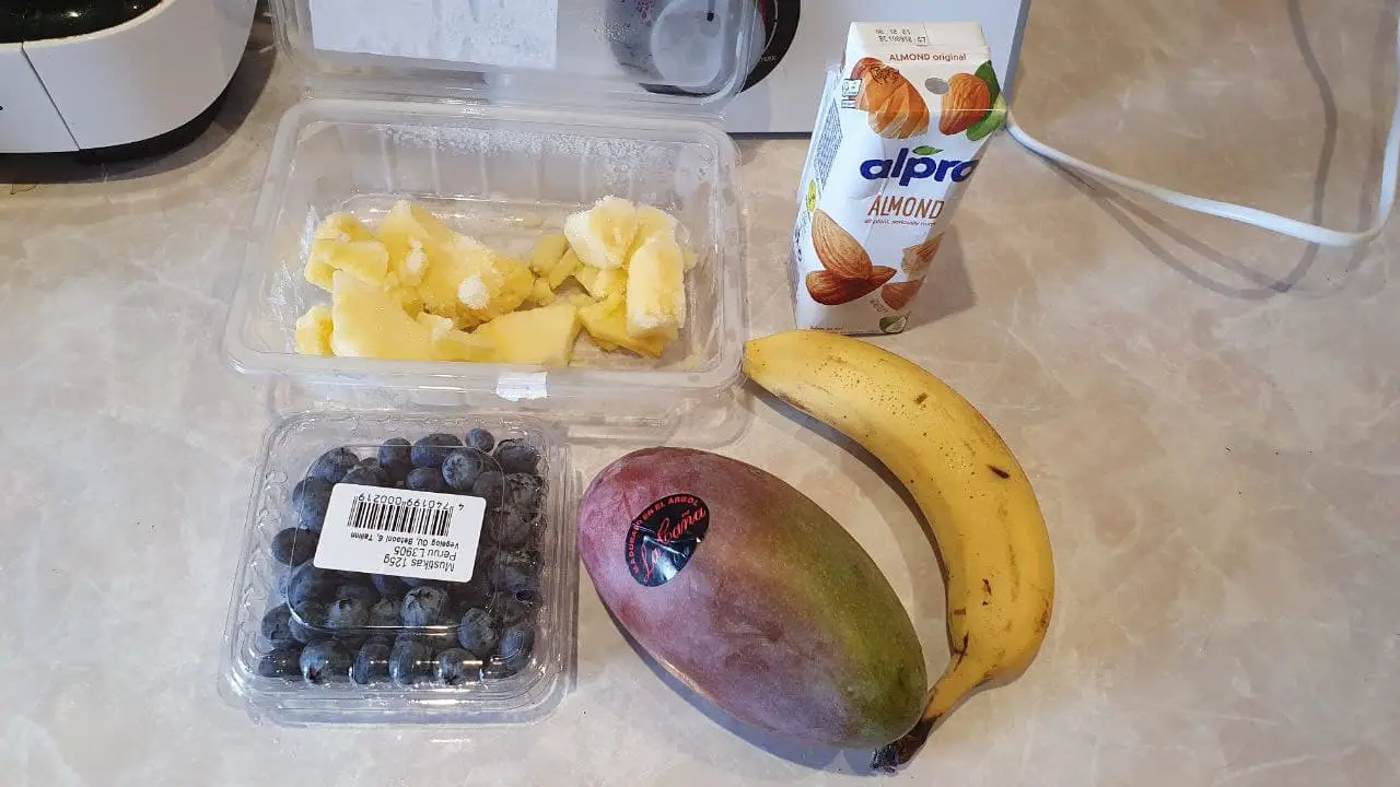Banana, Mango and Blueberry Smoothie ingridients together